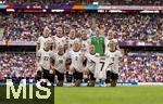 08.07.2025, UEFA Frauen-Europameisterschaft 2025 in der Schweiz. Spieltag 2, Vorrunde, Deutschland - Dnemark, im St-Jakob-Park Basel (Schweiz). Die deutschen Spielerinnen denken vor dem Anpfiff an die verletzte Giulia Gwinn (Deutschland), mit ihrem Trikot mit der Nummer 7 und Armbndern mit der Nummer 7.  hi.v.li: Lea Schller (Deutschland), Rebecca Knaak (Deutschland), Sjoeke Nsken (Deutschland), Carlotta Wamser (Deutschland), Torhterin Ann-Katrin Berger (Deutschland), Janina Minge  (Deutschland). vorne von links:  Jule Brand (Deutschland), Linda Dallmann (Deutschland), Sarai Linder (Deutschland), Elisa Sen (Deutschland) , Klara Bhl (Deutschland)  