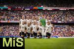 08.07.2025, UEFA Frauen-Europameisterschaft 2025 in der Schweiz. Spieltag 2, Vorrunde, Deutschland - Dnemark, im St-Jakob-Park Basel (Schweiz). Die deutschen Spielerinnen denken vor dem Anpfiff an die verletzte Giulia Gwinn (Deutschland), mit ihrem Trikot mit der Nummer 7 und Armbndern mit der Nummer 7.  hi.v.li: Lea Schller (Deutschland), Rebecca Knaak (Deutschland), Sjoeke Nsken (Deutschland), Carlotta Wamser (Deutschland), Torhterin Ann-Katrin Berger (Deutschland), Janina Minge  (Deutschland). vorne von links:  Jule Brand (Deutschland), Linda Dallmann (Deutschland), Sarai Linder (Deutschland), Elisa Sen (Deutschland) , Klara Bhl (Deutschland)  