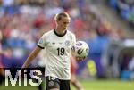 08.07.2025, UEFA Frauen-Europameisterschaft 2025 in der Schweiz. Spieltag 2, Vorrunde, Deutschland - Dnemark, im St-Jakob-Park Basel (Schweiz). Klara Bhl (Deutschland) mit dem Turnierball.