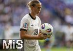 08.07.2025, UEFA Frauen-Europameisterschaft 2025 in der Schweiz. Spieltag 2, Vorrunde, Deutschland - Dnemark, im St-Jakob-Park Basel (Schweiz). Klara Bhl (Deutschland) mit dem Turnierball.