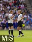 08.07.2025, UEFA Frauen-Europameisterschaft 2025 in der Schweiz. Spieltag 2, Vorrunde, Deutschland - Dnemark, im St-Jakob-Park Basel (Schweiz). v.li: Klara Bhl (Deutschland) mit Sarai Linder (Deutschland) 