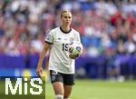 08.07.2025, UEFA Frauen-Europameisterschaft 2025 in der Schweiz. Spieltag 2, Vorrunde, Deutschland - Dnemark, im St-Jakob-Park Basel (Schweiz). Klara Bhl (Deutschland) mit dem Turnierball.