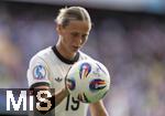08.07.2025, UEFA Frauen-Europameisterschaft 2025 in der Schweiz. Spieltag 2, Vorrunde, Deutschland - Dnemark, im St-Jakob-Park Basel (Schweiz).  Klara Bhl (Deutschland) mit dem Spielball der EM