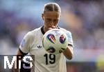 08.07.2025, UEFA Frauen-Europameisterschaft 2025 in der Schweiz. Spieltag 2, Vorrunde, Deutschland - Dnemark, im St-Jakob-Park Basel (Schweiz).  Klara Bhl (Deutschland) mit dem Spielball der EM