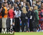 08.07.2025, UEFA Frauen-Europameisterschaft 2025 in der Schweiz. Spieltag 2, Vorrunde, Deutschland - Dnemark, im St-Jakob-Park Basel (Schweiz). Nicole Anyomi (mitte, Deutschland) wird von den Deutschen Spielerinnen am Spielfeldrand begrt