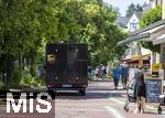 12.07.2025, Bad Wrishofen im Unterallgu, UPS-Paketbote mit Lieferwagen in der Fussgngerzone. 
