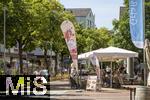 12.07.2025, Bad Wrishofen im Unterallgu, Besucher in der sommerlichen Fussgngerzone, hier ein Eiscafe.