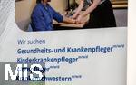 12.07.2025, Bad Wrishofen im Unterallgu, Schild in der Fussgngerzone mit Stellengesuche in einer Klinik: 