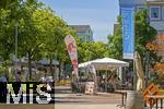 12.07.2025, Bad Wrishofen im Unterallgu, Besucher in der sommerlichen Fussgngerzone, hier ein Eiscafe.