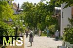 12.07.2025, Bad Wrishofen im Unterallgu, Besucher in der sommerlichen Fussgngerzone, hier am Kurhaus