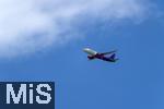 12.07.2025, Bad Wrishofen im Unterallgu, Passagiermaschine der Wizz Air Billigfluggesellschaft fliegt am weissblauen Himmel den Airport Memmingen an. 
Wizz Air, eigentlich Wizz Air Group, ist eine ungarische Billigfluggesellschaft mit Sitz in Budapest. 
