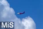 12.07.2025, Bad Wrishofen im Unterallgu, Passagiermaschine der Wizz Air Billigfluggesellschaft fliegt am weissblauen Himmel den Airport Memmingen an. 
Wizz Air, eigentlich Wizz Air Group, ist eine ungarische Billigfluggesellschaft mit Sitz in Budapest. 
