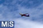 12.07.2025, Bad Wrishofen im Unterallgu, Passagiermaschine der Wizz Air Billigfluggesellschaft fliegt am weissblauen Himmel den Airport Memmingen an. 
Wizz Air, eigentlich Wizz Air Group, ist eine ungarische Billigfluggesellschaft mit Sitz in Budapest. 

