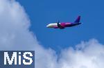 12.07.2025, Bad Wrishofen im Unterallgu, Passagiermaschine der Wizz Air Billigfluggesellschaft fliegt am weissblauen Himmel den Airport Memmingen an. 
Wizz Air, eigentlich Wizz Air Group, ist eine ungarische Billigfluggesellschaft mit Sitz in Budapest. 
