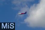 12.07.2025, Bad Wrishofen im Unterallgu, Passagiermaschine der Wizz Air Billigfluggesellschaft fliegt am weissblauen Himmel den Airport Memmingen an. 
Wizz Air, eigentlich Wizz Air Group, ist eine ungarische Billigfluggesellschaft mit Sitz in Budapest. 
