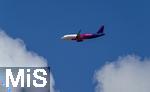 12.07.2025, Bad Wrishofen im Unterallgu, Passagiermaschine der Wizz Air Billigfluggesellschaft fliegt am weissblauen Himmel den Airport Memmingen an. 
Wizz Air, eigentlich Wizz Air Group, ist eine ungarische Billigfluggesellschaft mit Sitz in Budapest. 
