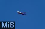 12.07.2025, Bad Wrishofen im Unterallgu, Passagiermaschine der Wizz Air Billigfluggesellschaft fliegt am weissblauen Himmel den Airport Memmingen an. 
Wizz Air, eigentlich Wizz Air Group, ist eine ungarische Billigfluggesellschaft mit Sitz in Budapest. 
