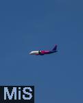 12.07.2025, Bad Wrishofen im Unterallgu, Passagiermaschine der Wizz Air Billigfluggesellschaft fliegt am weissblauen Himmel den Airport Memmingen an. 
Wizz Air, eigentlich Wizz Air Group, ist eine ungarische Billigfluggesellschaft mit Sitz in Budapest. 

