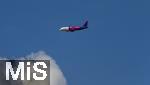 12.07.2025, Bad Wrishofen im Unterallgu, Passagiermaschine der Wizz Air Billigfluggesellschaft fliegt am weissblauen Himmel den Airport Memmingen an. 
Wizz Air, eigentlich Wizz Air Group, ist eine ungarische Billigfluggesellschaft mit Sitz in Budapest. 

