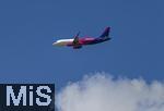 12.07.2025, Bad Wrishofen im Unterallgu, Passagiermaschine der Wizz Air Billigfluggesellschaft fliegt am weissblauen Himmel den Airport Memmingen an. 
Wizz Air, eigentlich Wizz Air Group, ist eine ungarische Billigfluggesellschaft mit Sitz in Budapest. 
