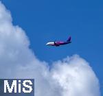 12.07.2025, Bad Wrishofen im Unterallgu, Passagiermaschine der Wizz Air Billigfluggesellschaft fliegt am weissblauen Himmel den Airport Memmingen an. 
Wizz Air, eigentlich Wizz Air Group, ist eine ungarische Billigfluggesellschaft mit Sitz in Budapest. 
