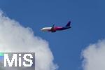 12.07.2025, Bad Wrishofen im Unterallgu, Passagiermaschine der Wizz Air Billigfluggesellschaft fliegt am weissblauen Himmel den Airport Memmingen an. 
Wizz Air, eigentlich Wizz Air Group, ist eine ungarische Billigfluggesellschaft mit Sitz in Budapest. 

