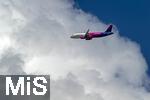12.07.2025, Bad Wrishofen im Unterallgu, Passagiermaschine der Wizz Air Billigfluggesellschaft fliegt am weissblauen Himmel den Airport Memmingen an. 
Wizz Air, eigentlich Wizz Air Group, ist eine ungarische Billigfluggesellschaft mit Sitz in Budapest. 
