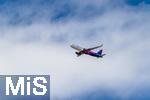 12.07.2025, Bad Wrishofen im Unterallgu, Passagiermaschine der Wizz Air Billigfluggesellschaft fliegt am weissblauen Himmel den Airport Memmingen an. 
Wizz Air, eigentlich Wizz Air Group, ist eine ungarische Billigfluggesellschaft mit Sitz in Budapest. 
