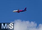 12.07.2025, Bad Wrishofen im Unterallgu, Passagiermaschine der Wizz Air Billigfluggesellschaft fliegt am weissblauen Himmel den Airport Memmingen an. 
Wizz Air, eigentlich Wizz Air Group, ist eine ungarische Billigfluggesellschaft mit Sitz in Budapest. 
