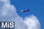 12.07.2025, Bad Wrishofen im Unterallgu, Passagiermaschine der Wizz Air Billigfluggesellschaft fliegt am weissblauen Himmel den Airport Memmingen an. 
Wizz Air, eigentlich Wizz Air Group, ist eine ungarische Billigfluggesellschaft mit Sitz in Budapest. 
