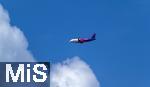 12.07.2025, Bad Wrishofen im Unterallgu, Passagiermaschine der Wizz Air Billigfluggesellschaft fliegt am weissblauen Himmel den Airport Memmingen an. 
Wizz Air, eigentlich Wizz Air Group, ist eine ungarische Billigfluggesellschaft mit Sitz in Budapest. 
