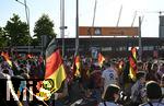 12.07.2025, UEFA Frauen-Europameisterschaft 2025 in der Schweiz. Spieltag 3, Vorrunde, Schweden - Deutschland, im Letzigrundstadion Zrich (Schweiz). Fan Walk zum Stadion, tausende deutsche Fans laufen ins Stadion