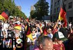 12.07.2025, UEFA Frauen-Europameisterschaft 2025 in der Schweiz. Spieltag 3, Vorrunde, Schweden - Deutschland, im Letzigrundstadion Zrich (Schweiz). Fan Walk zum Stadion, tausende deutsche Fans laufen ins Stadion