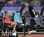 12.07.2025, UEFA Frauen-Europameisterschaft 2025 in der Schweiz. Spieltag 3, Vorrunde, Schweden - Deutschland, im Letzigrundstadion Zrich (Schweiz). Giulia Gwinn (Deutschland) und Trainer Christian Wck (Deutschland) sind gut drauf