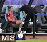 12.07.2025, UEFA Frauen-Europameisterschaft 2025 in der Schweiz. Spieltag 3, Vorrunde, Schweden - Deutschland, im Letzigrundstadion Zrich (Schweiz). Giulia Gwinn (Deutschland) und Trainer Christian Wck (Deutschland) sind gut drauf