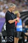 12.07.2025, UEFA Frauen-Europameisterschaft 2025 in der Schweiz. Spieltag 3, Vorrunde, Schweden - Deutschland, im Letzigrundstadion Zrich (Schweiz). Trainer Christian Wck (Deutschland) schaut auf seine Uhr