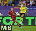 12.07.2025, UEFA Frauen-Europameisterschaft 2025 in der Schweiz. Spieltag 3, Vorrunde, Schweden - Deutschland, im Letzigrundstadion Zrich (Schweiz). v.l. Carlotta Wamser (Deutschland) gegen Fridolina Rolf (Schweden) 