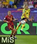 12.07.2025, UEFA Frauen-Europameisterschaft 2025 in der Schweiz. Spieltag 3, Vorrunde, Schweden - Deutschland, im Letzigrundstadion Zrich (Schweiz). v.l. Carlotta Wamser (Deutschland) gegen Fridolina Rolf (Schweden) 