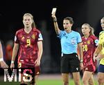 12.07.2025, UEFA Frauen-Europameisterschaft 2025 in der Schweiz. Spieltag 3, Vorrunde, Schweden - Deutschland, im Letzigrundstadion Zrich (Schweiz). Referee Silvia Gasperotti (Italien) zeigt Sjoeke Nsken (Deutschland) die gelbe Karte