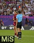 12.07.2025, UEFA Frauen-Europameisterschaft 2025 in der Schweiz. Spieltag 3, Vorrunde, Schweden - Deutschland, im Letzigrundstadion Zrich (Schweiz). Rote Karte fr Carlotta Wamser (Deutschland) fr ein Handspiel. Referee Silvia Gasperotti (Italien).