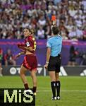 12.07.2025, UEFA Frauen-Europameisterschaft 2025 in der Schweiz. Spieltag 3, Vorrunde, Schweden - Deutschland, im Letzigrundstadion Zrich (Schweiz). Rote Karte fr Carlotta Wamser (Deutschland) fr ein Handspiel. Referee Silvia Gasperotti (Italien).