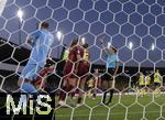 12.07.2025, UEFA Frauen-Europameisterschaft 2025 in der Schweiz. Spieltag 3, Vorrunde, Schweden - Deutschland, im Letzigrundstadion Zrich (Schweiz). Carlotta Wamser (Deutschland) erhlt von Referee Silvia Gasperotti (Italien) die Rote Karte
