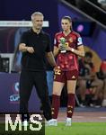 12.07.2025, UEFA Frauen-Europameisterschaft 2025 in der Schweiz. Spieltag 3, Vorrunde, Schweden - Deutschland, im Letzigrundstadion Zrich (Schweiz). Trainer Christian Wck (Deutschland) diskutiert mit Jule Brand (Deutschland) 