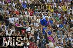 12.07.2025, UEFA Frauen-Europameisterschaft 2025 in der Schweiz. Spieltag 3, Vorrunde, Schweden - Deutschland, im Letzigrundstadion Zrich (Schweiz). Die Zuschauer spielen mittlerweile ihr eigenes Spiel mit einem groen blauen Ball.