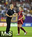 12.07.2025, UEFA Frauen-Europameisterschaft 2025 in der Schweiz. Spieltag 3, Vorrunde, Schweden - Deutschland, im Letzigrundstadion Zrich (Schweiz). v.l. Trainer Christian Wck (Deutschland) trstet Janina Minge  (Deutschland) 