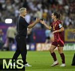 12.07.2025, UEFA Frauen-Europameisterschaft 2025 in der Schweiz. Spieltag 3, Vorrunde, Schweden - Deutschland, im Letzigrundstadion Zrich (Schweiz). v.l. Trainer Christian Wck (Deutschland) trstet Sara Dbritz (Deutschland) 