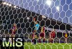 12.07.2025, UEFA Frauen-Europameisterschaft 2025 in der Schweiz. Spieltag 3, Vorrunde, Schweden - Deutschland, im Letzigrundstadion Zrich (Schweiz).  Rote Karte wegen Handspiel fr Carlotta Wamser (li, Deutschland) von Schiedsrichterin Silvia Gasperotti (re). 