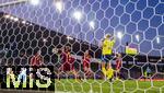 12.07.2025, UEFA Frauen-Europameisterschaft 2025 in der Schweiz. Spieltag 3, Vorrunde, Schweden - Deutschland, im Letzigrundstadion Zrich (Schweiz).  Handspiel von Carlotta Wamser (Deutschland) die dafr die Rote Karte bekommt. 