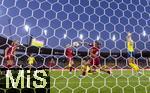 12.07.2025, UEFA Frauen-Europameisterschaft 2025 in der Schweiz. Spieltag 3, Vorrunde, Schweden - Deutschland, im Letzigrundstadion Zrich (Schweiz).  Handspiel von Carlotta Wamser (Deutschland) die dafr die Rote Karte bekommt. 