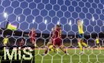 12.07.2025, UEFA Frauen-Europameisterschaft 2025 in der Schweiz. Spieltag 3, Vorrunde, Schweden - Deutschland, im Letzigrundstadion Zrich (Schweiz).  Handspiel von Carlotta Wamser (Deutschland) die dafr die Rote Karte bekommt.